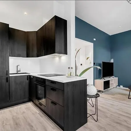 Newly Renovated - Downtown Apartment