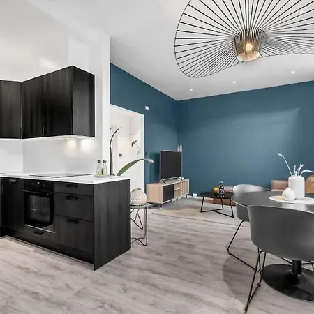 Newly Renovated - Downtown Apartment *