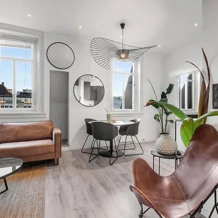 Newly Renovated - Downtown Apartment *